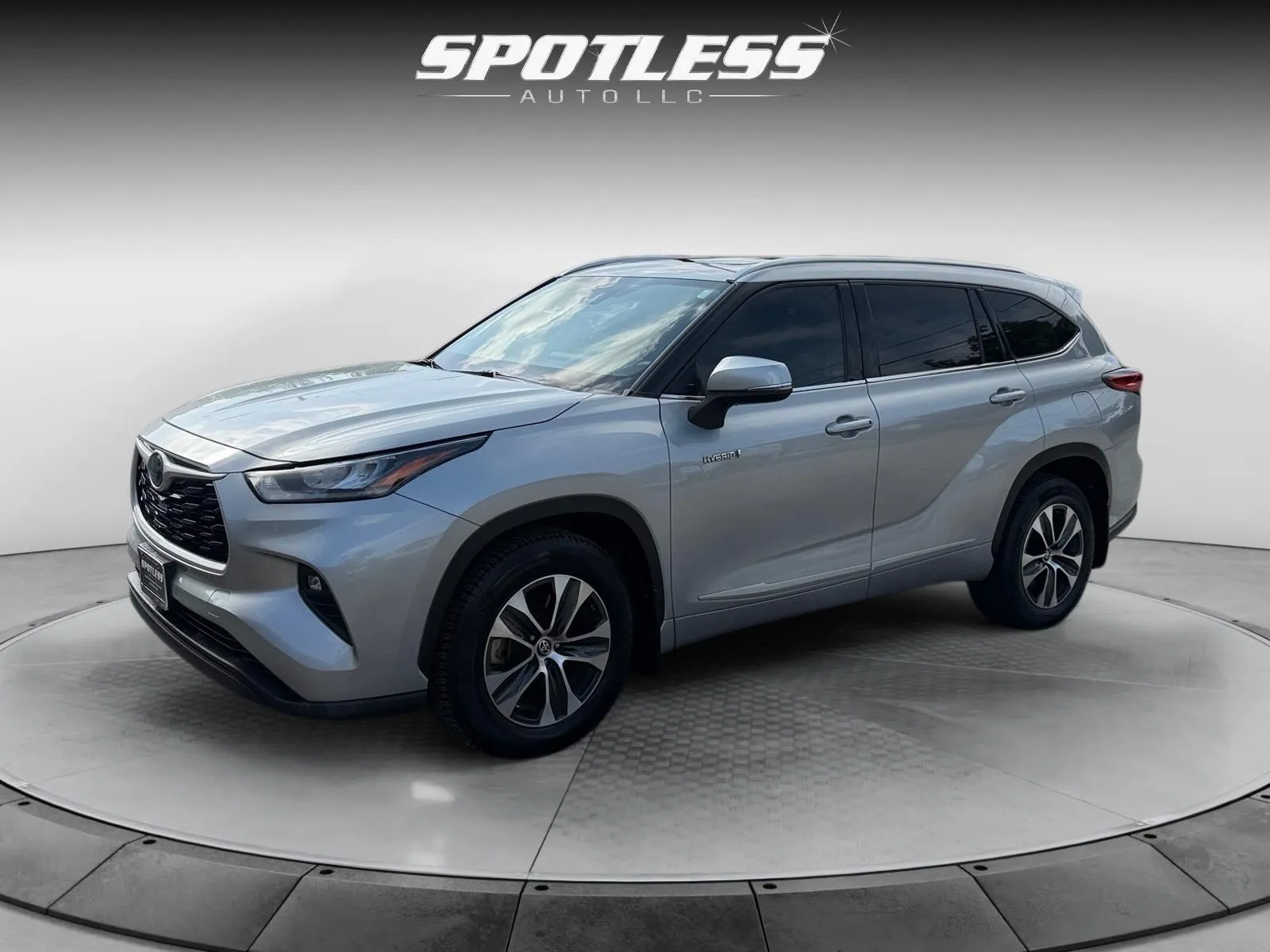 Silver 2020 Toyota Highlander Hybrid XLE for sale in San Antonio, TX