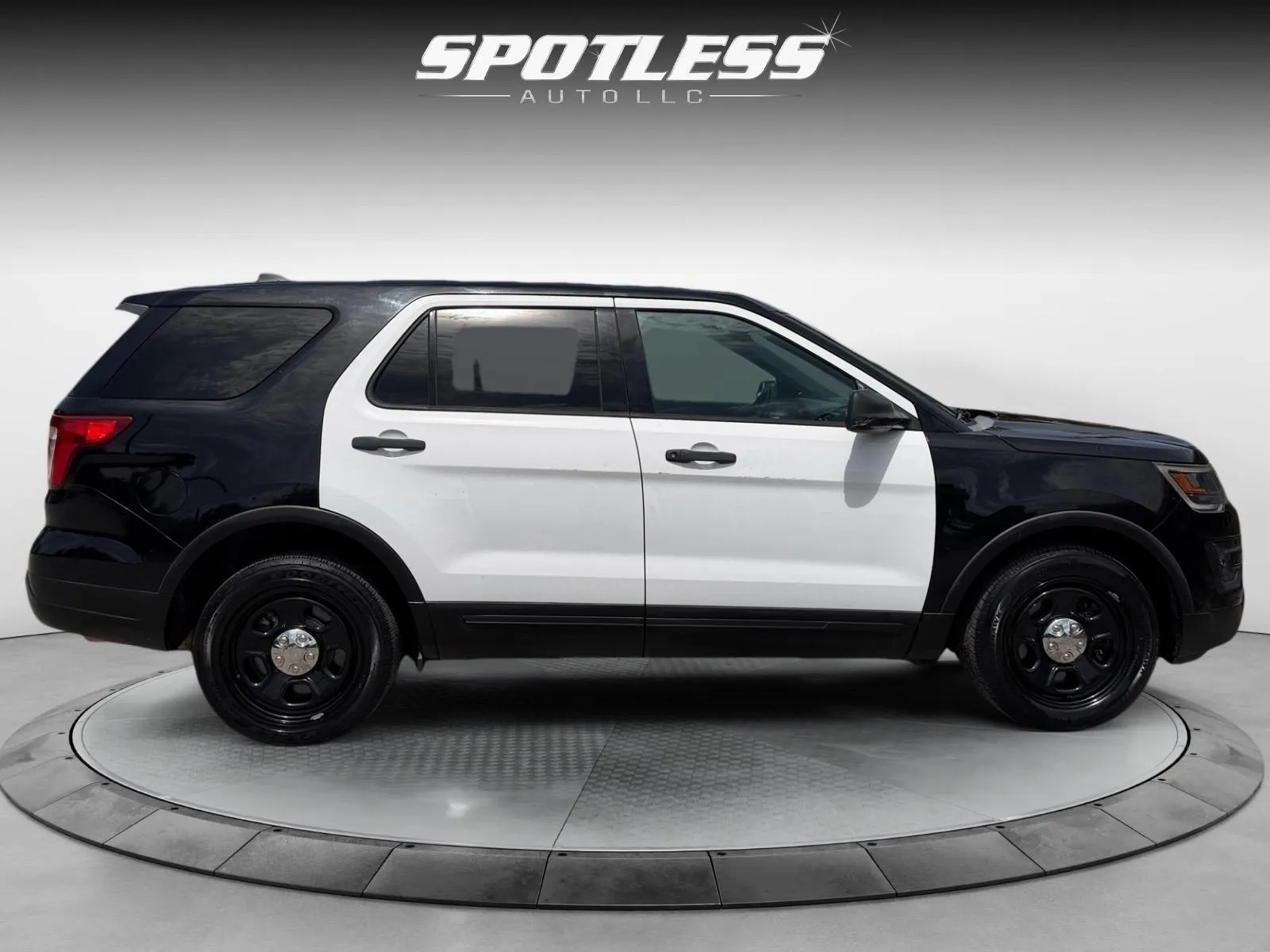 Ford Explorer photo 8