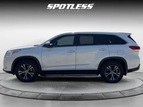 More photos of 2019 Toyota Highlander LE at Spotless Auto San Pedro, TX