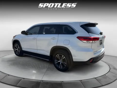 More photos of 2019 Toyota Highlander LE at Spotless Auto San Pedro, TX