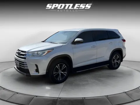 White 2019 Toyota Highlander LE for sale in San Antonio, TX