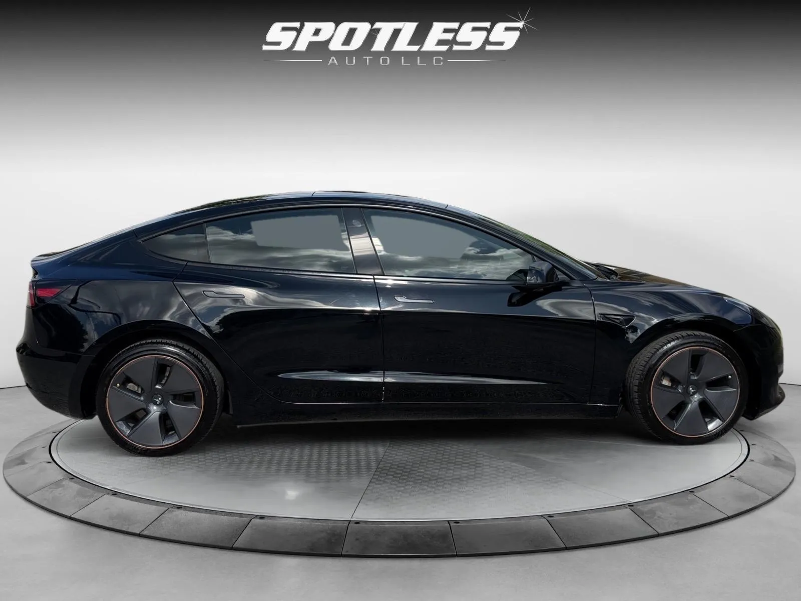Tesla Model 3 photo 8