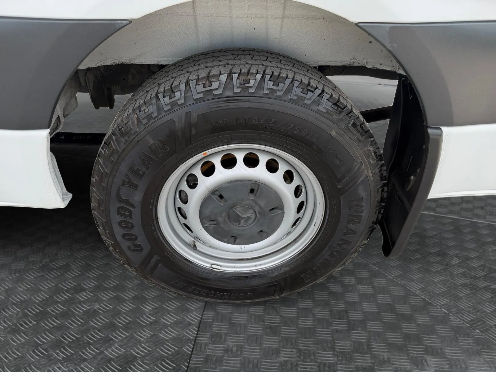 Mercedes-Benz Sprinter photo 14