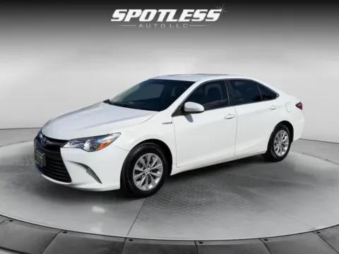 White 2016 Toyota Camry Hybrid LE for sale in San Antonio, TX