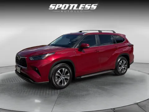Red 2023 Toyota Highlander XLE for sale in San Antonio, TX