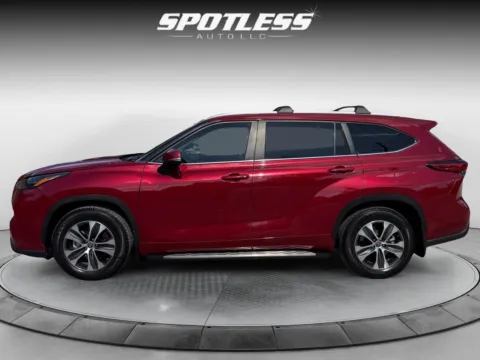 More photos of 2023 Toyota Highlander XLE at Spotless Auto San Pedro, TX