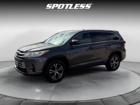 Gray 2018 Toyota Highlander LE for sale in San Antonio, TX