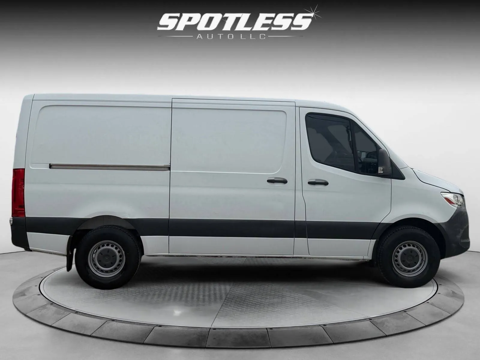 Mercedes-Benz Sprinter photo 8