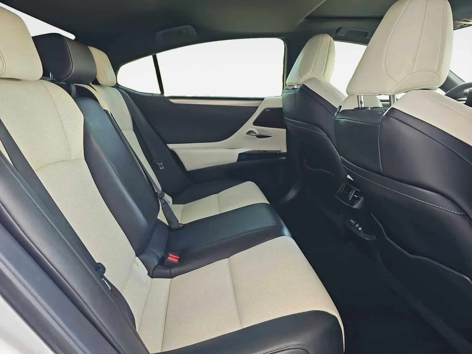 Lexus ES photo 26