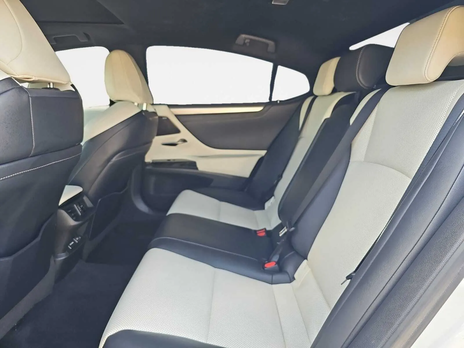 Lexus ES photo 24