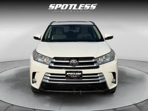 More photos of 2018 Toyota Highlander at Spotless Auto San Pedro, TX