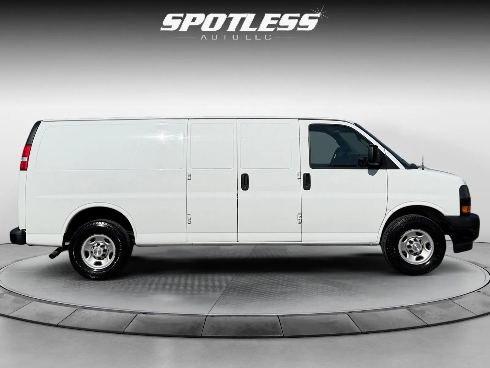 Chevrolet Express photo 8