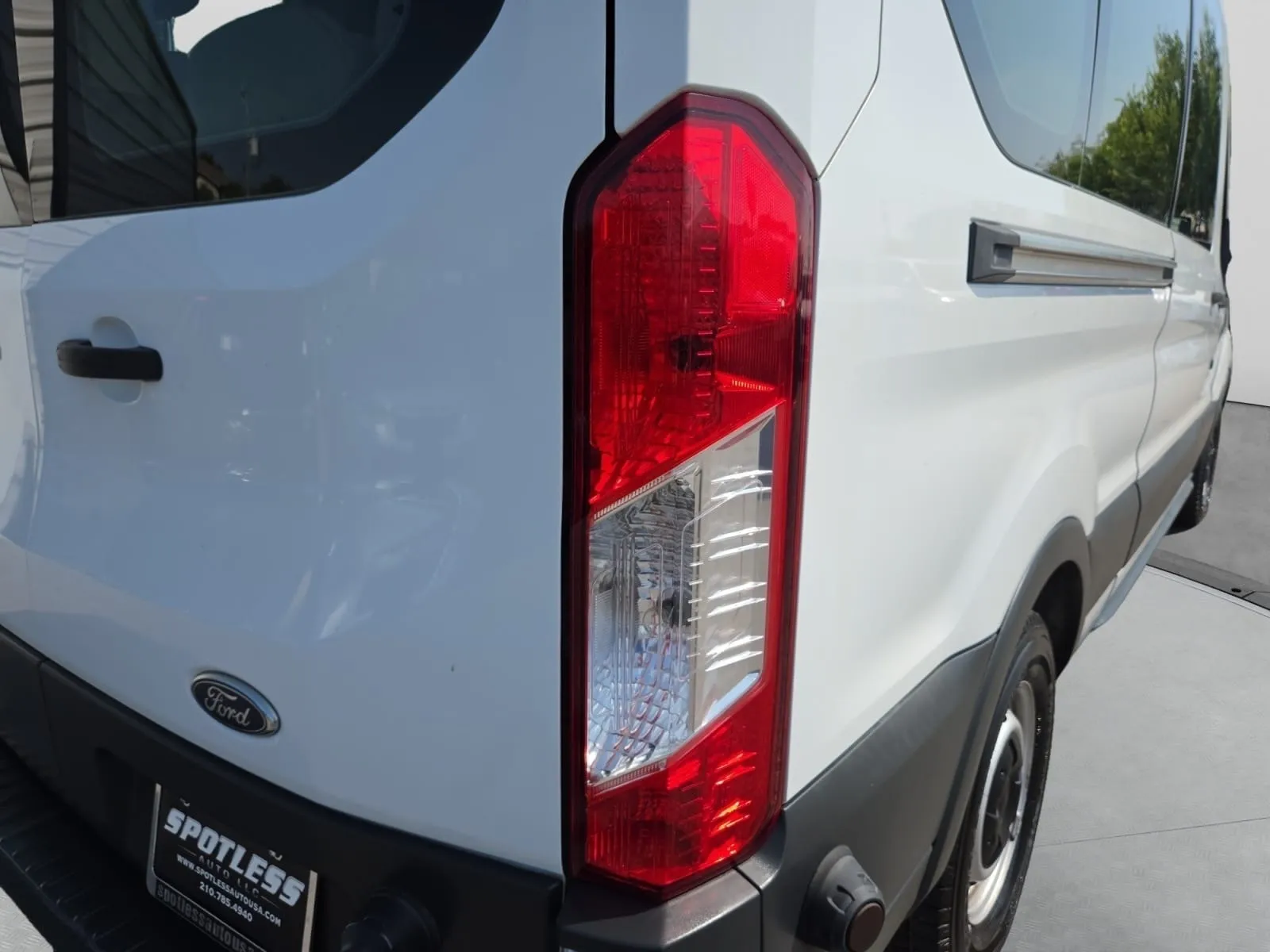 Ford Transit photo 12