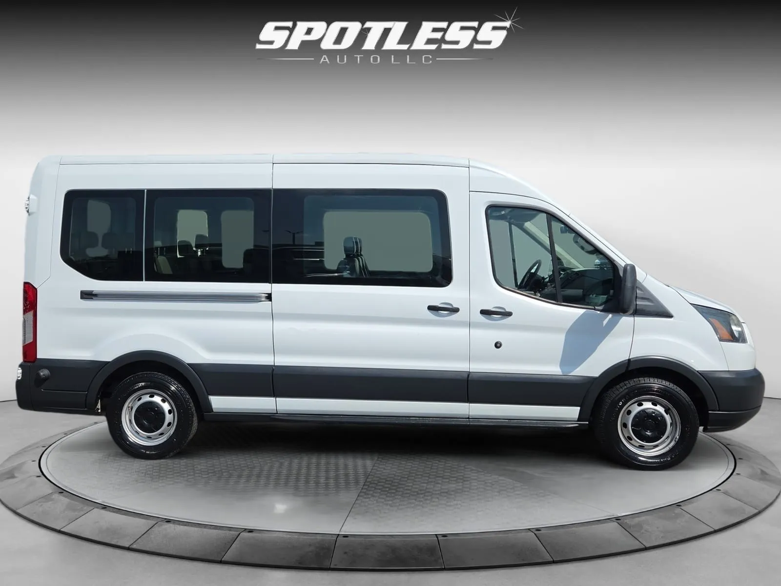 Ford Transit photo 8