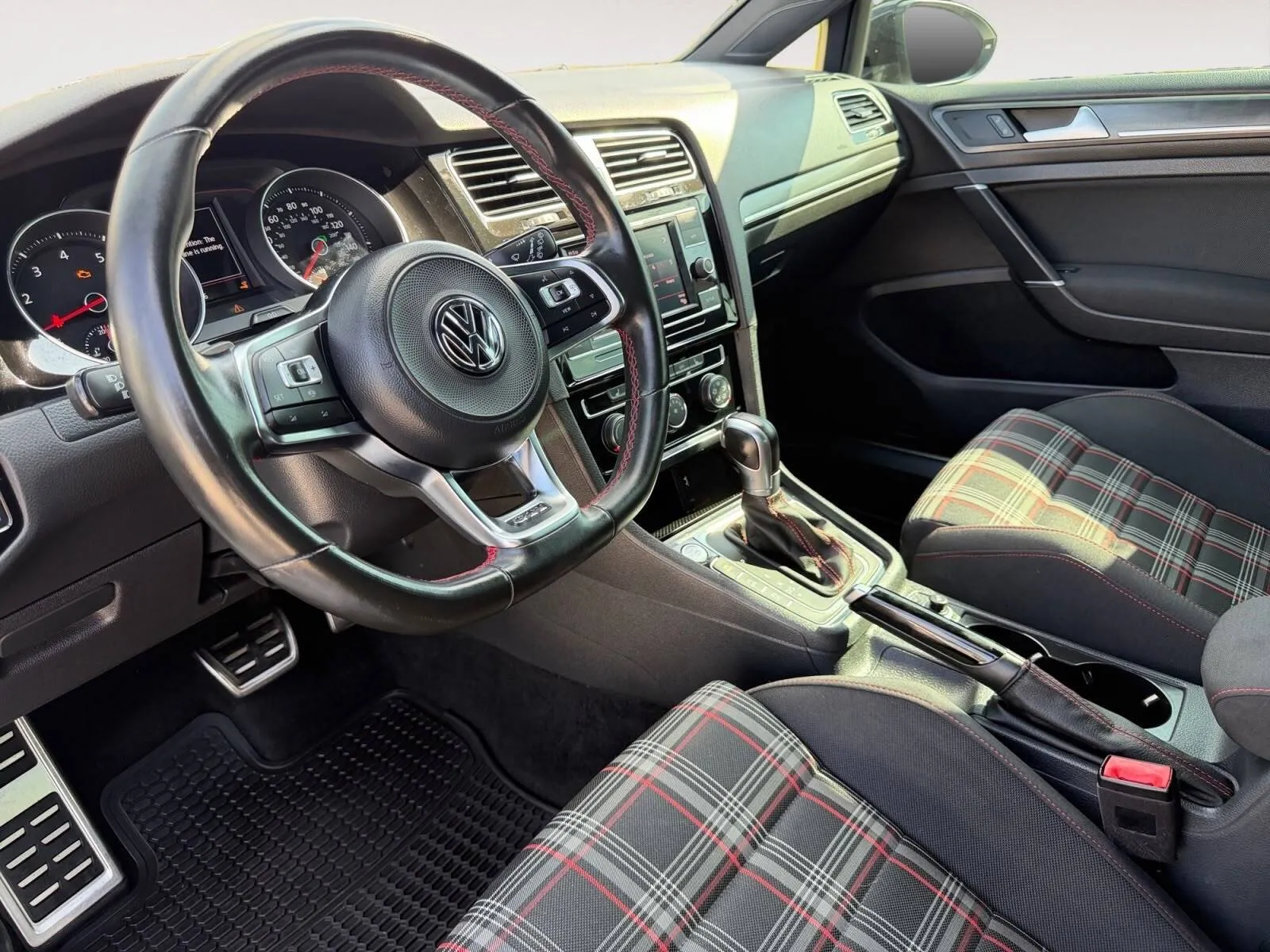 Volkswagen Golf GTI photo 21