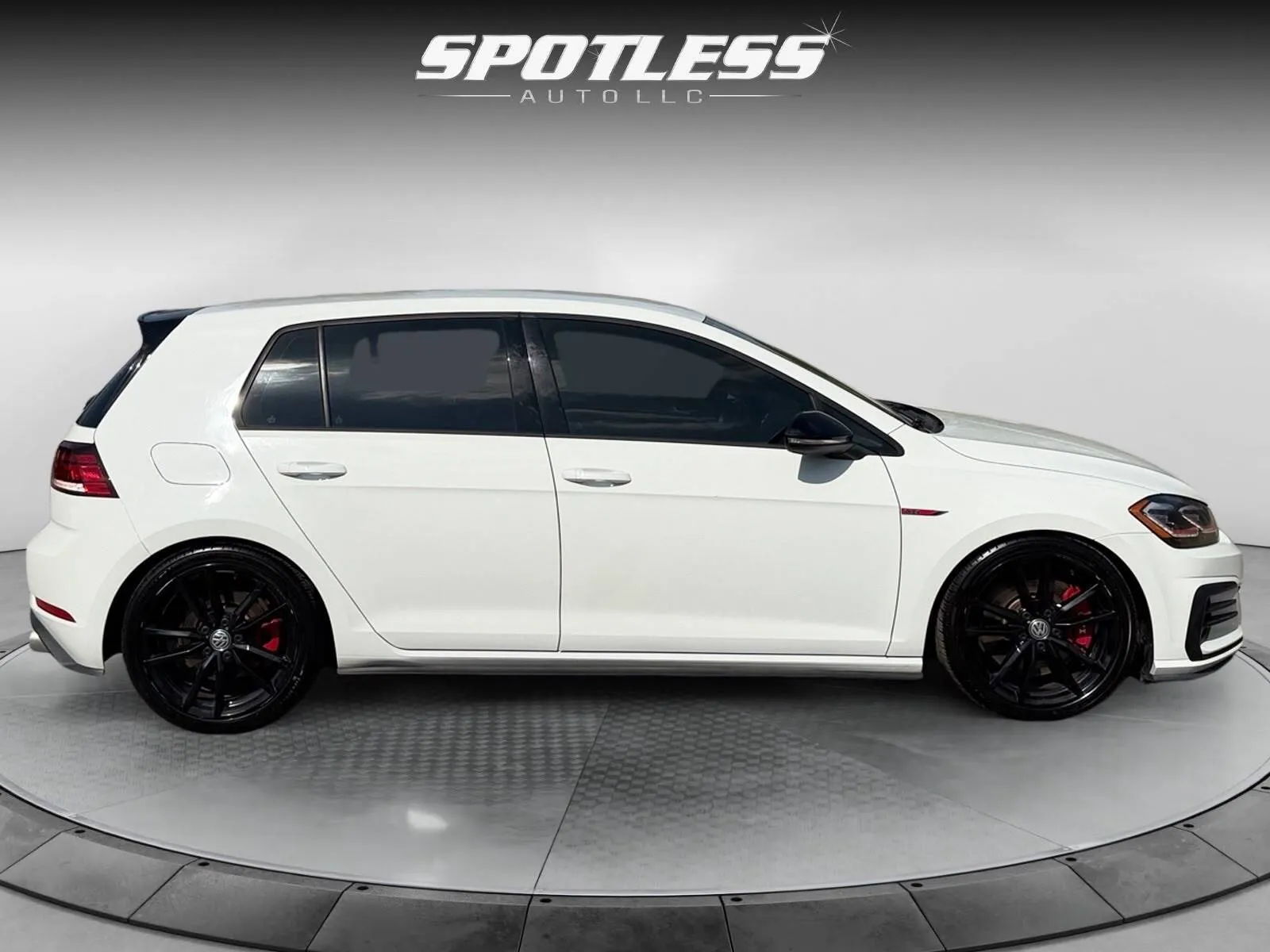 Volkswagen Golf GTI photo 8