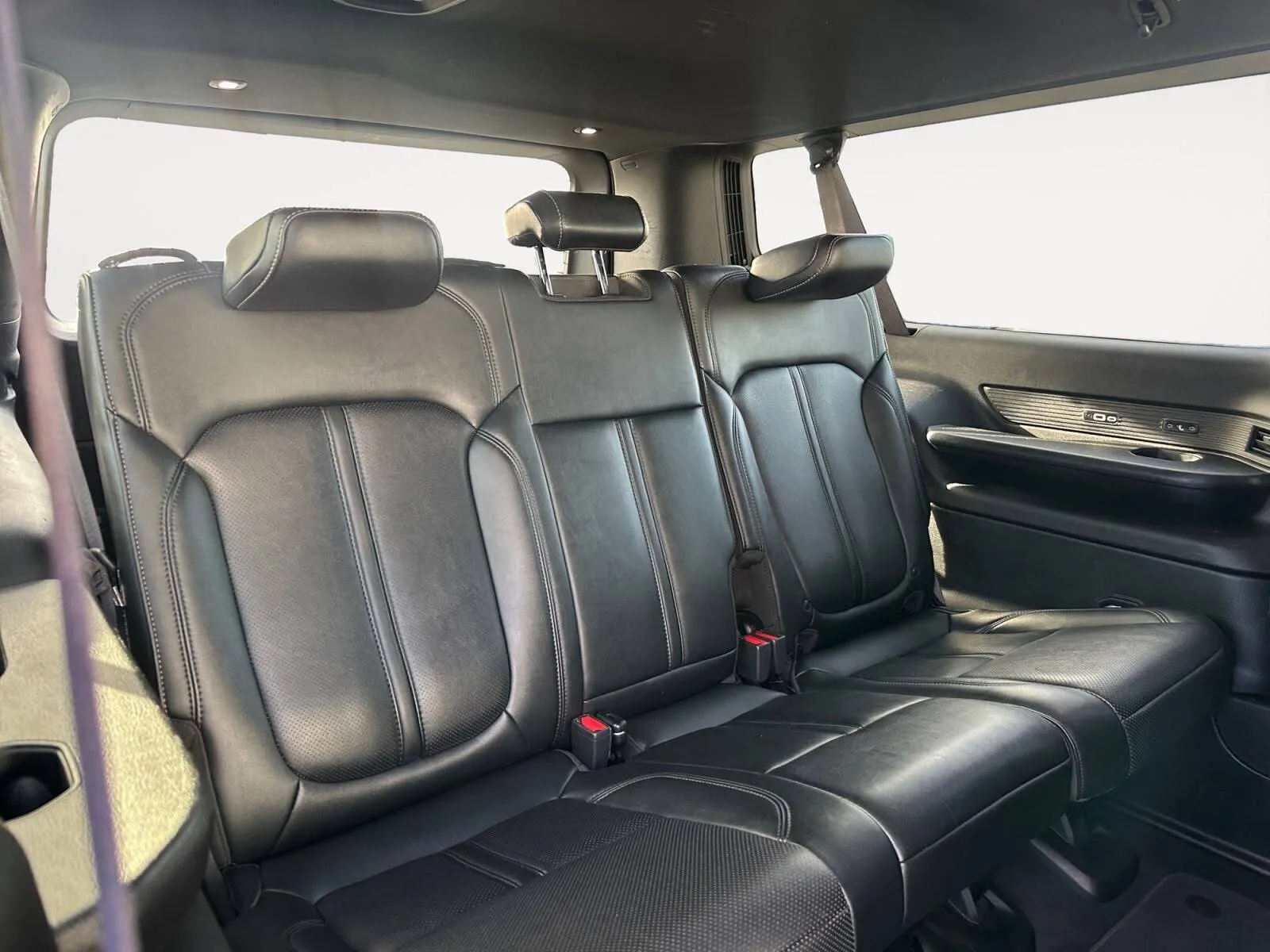Jeep Wagoneer L photo 23