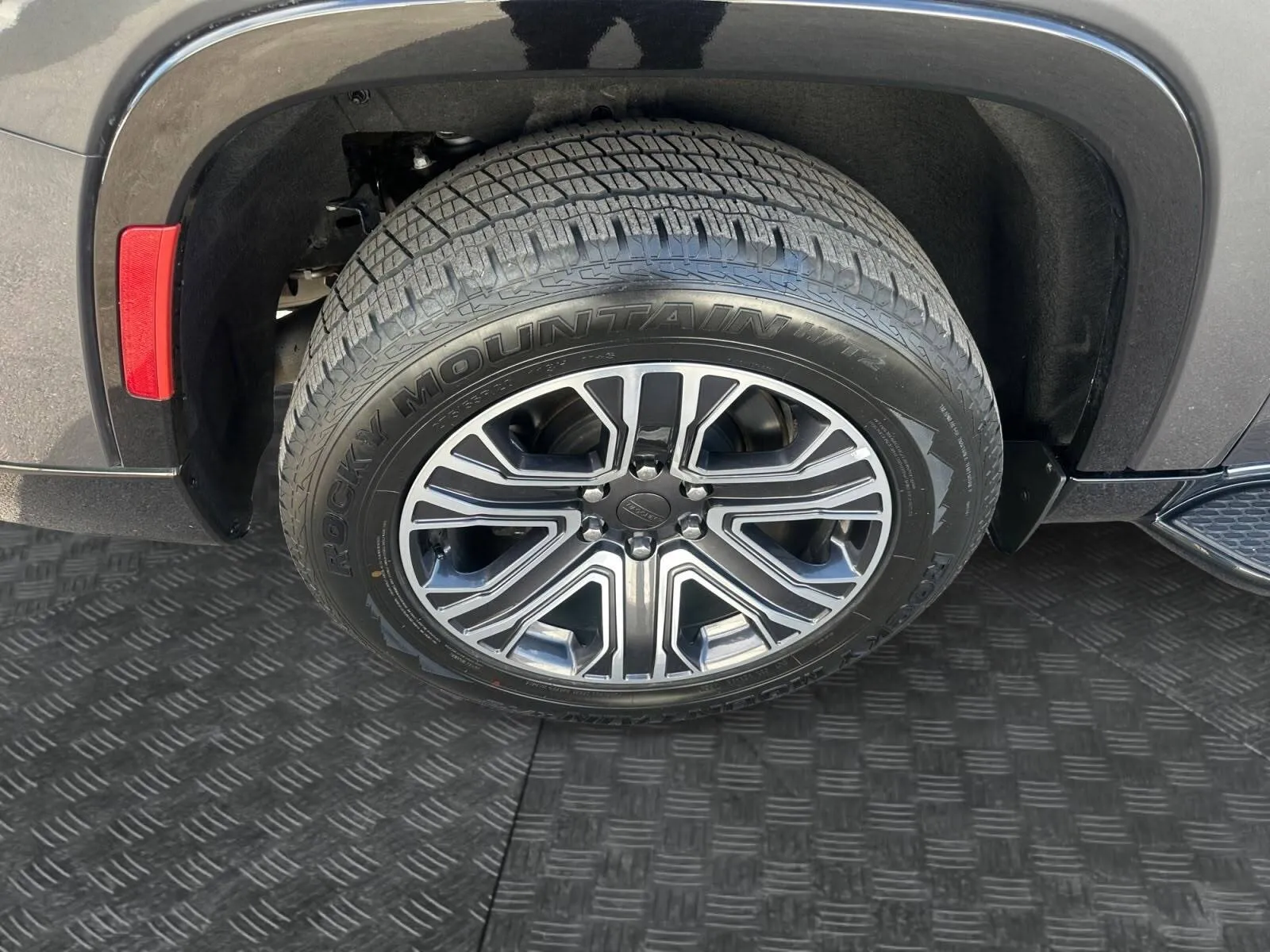 Jeep Wagoneer L photo 15