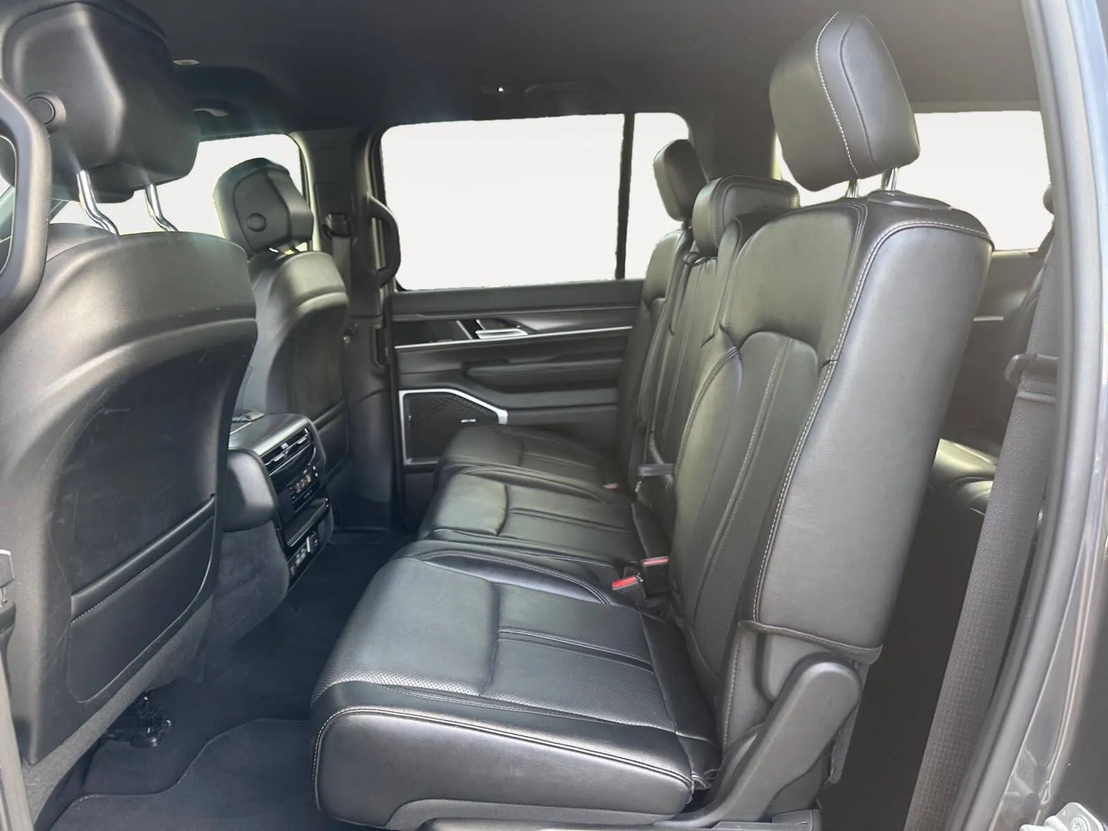 Jeep Wagoneer L photo 25