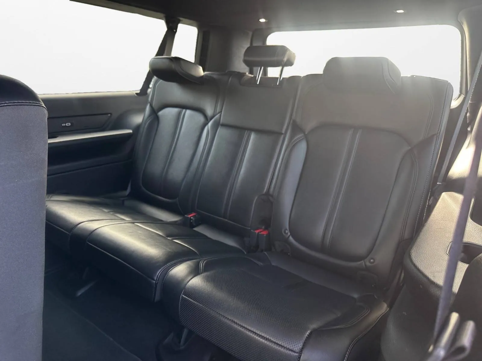 Jeep Wagoneer L photo 26