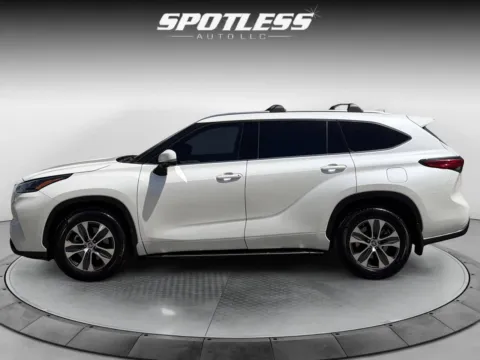 More photos of 2021 Toyota Highlander XLE at Spotless Auto San Pedro, TX