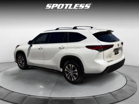More photos of 2021 Toyota Highlander XLE at Spotless Auto San Pedro, TX
