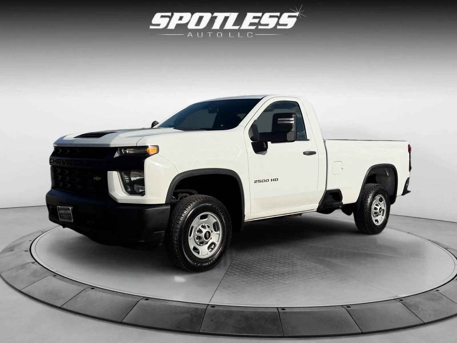 Chevrolet Silverado photo 3
