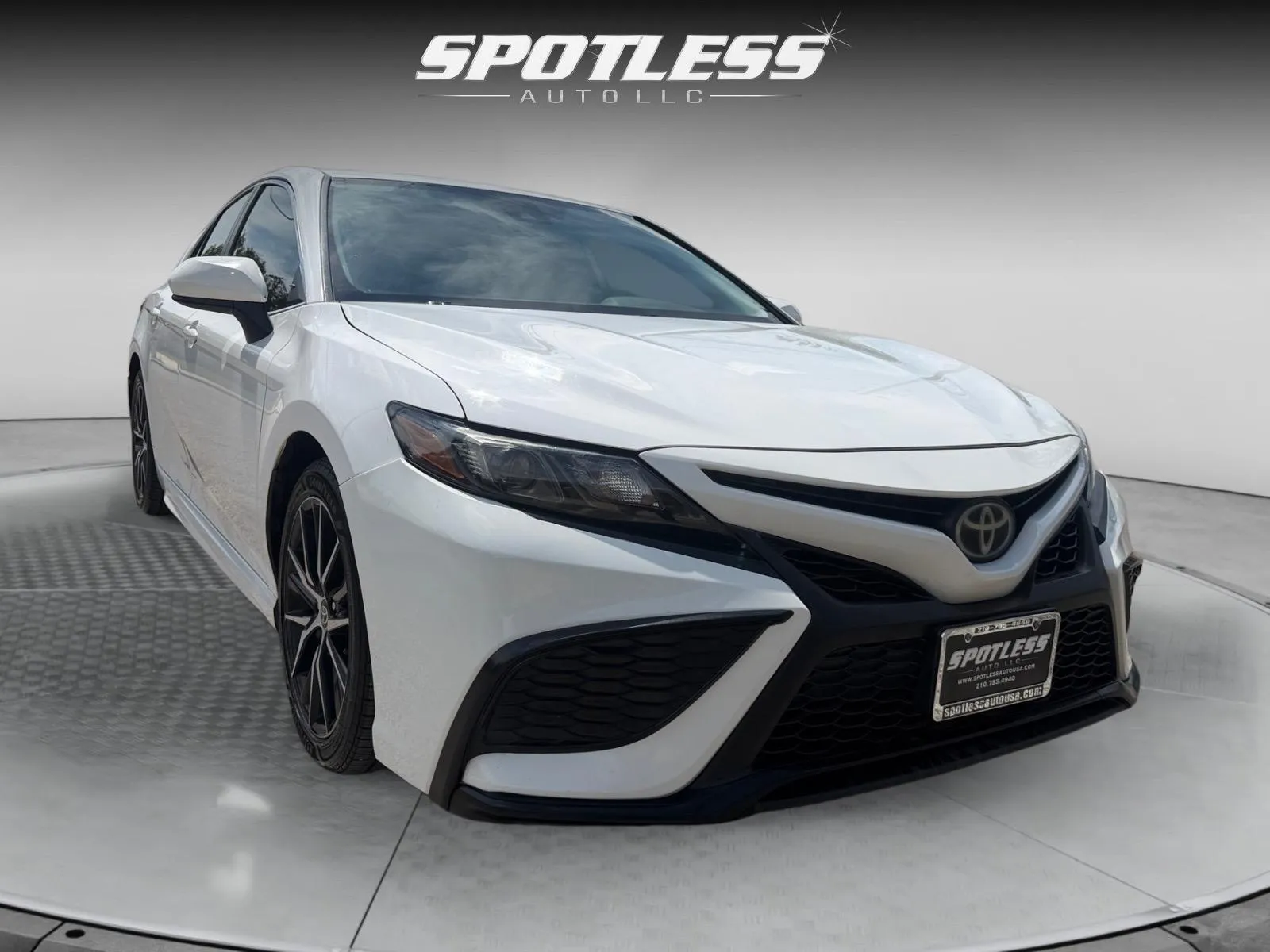 Toyota Camry photo 9