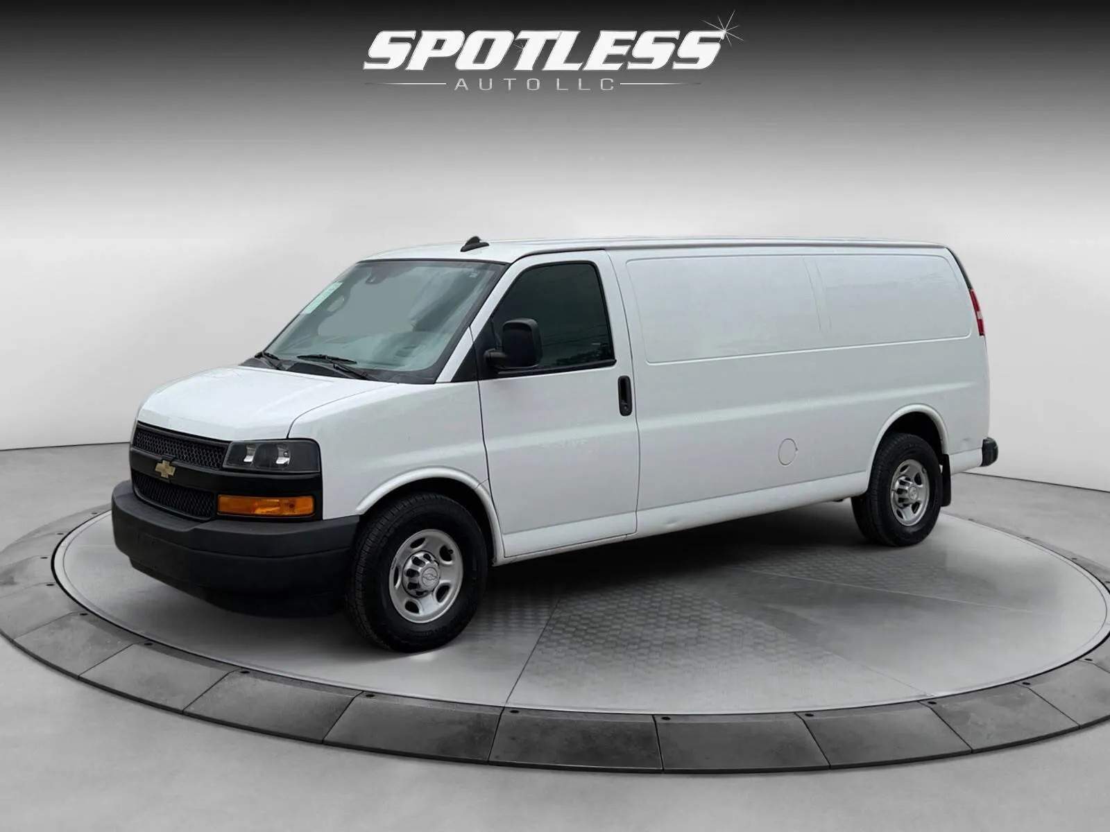 Chevrolet Express photo 3