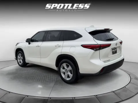 More photos of 2020 Toyota Highlander LE at Spotless Auto San Pedro, TX
