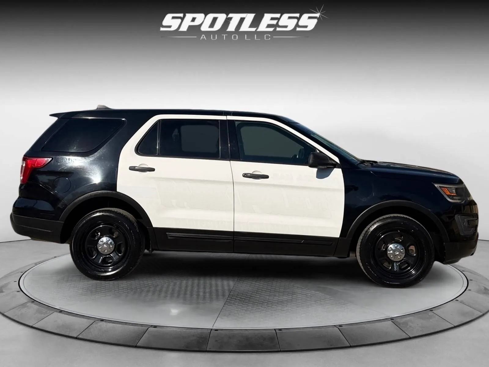 Ford Explorer photo 8
