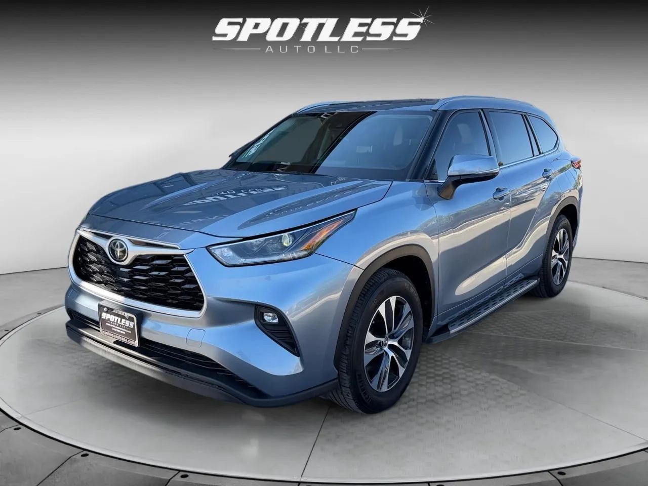 Gray 2021 Toyota Highlander XLE for sale in San Antonio, TX