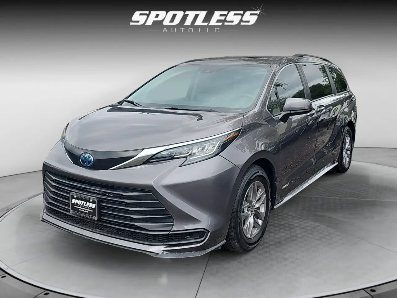 Gray 2021 Toyota Sienna LE for sale in San Antonio, TX
