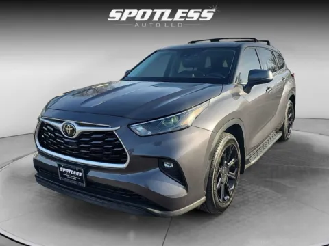 Gray 2022 Toyota Highlander LE for sale in San Antonio, TX