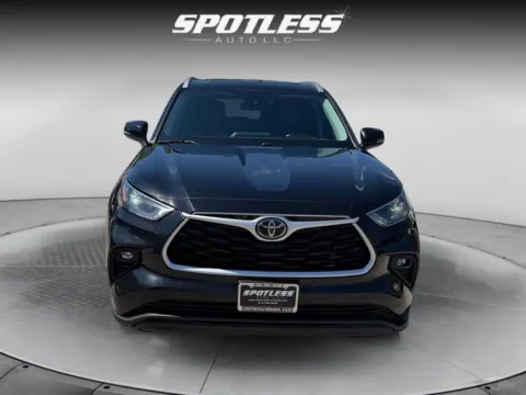 More photos of 2022 Toyota Highlander XLE at Spotless Auto Loop 1604, TX
