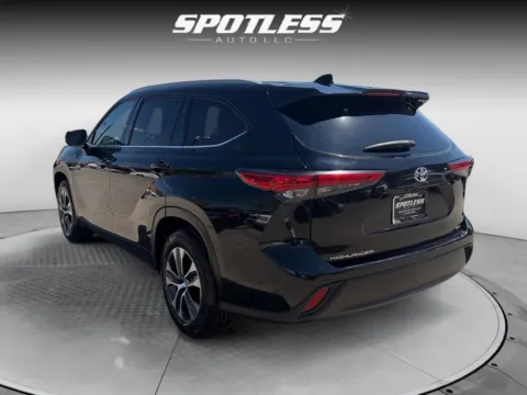 More photos of 2022 Toyota Highlander XLE at Spotless Auto Loop 1604, TX