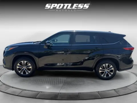 Another view of 2022 Toyota Highlander XLE for sale in San Antonio, TX at Spotless Auto Loop 1604