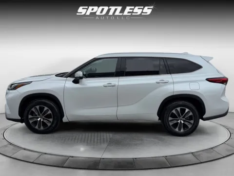 Another view of 2022 Toyota Highlander XLE for sale in San Antonio, TX at Spotless Auto Loop 1604