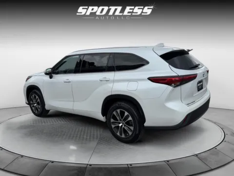 More photos of 2022 Toyota Highlander XLE at Spotless Auto Loop 1604, TX
