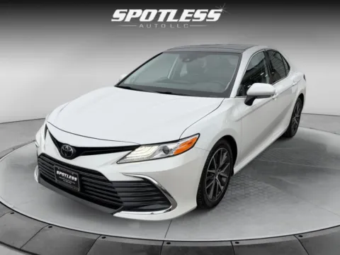White 2023 Toyota Camry XLE V6 for sale in San Antonio, TX
