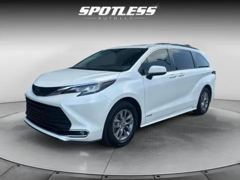 White 2021 Toyota Sienna XLE 8-Passenger for sale in San Antonio, TX