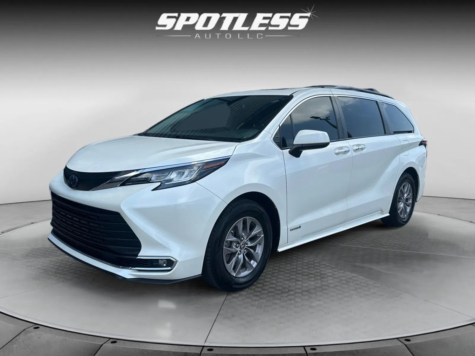 White 2021 Toyota Sienna XLE 8-Passenger for sale in San Antonio, TX