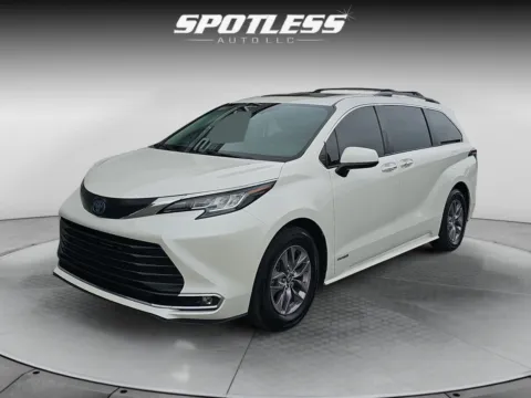 White 2021 Toyota Sienna XLE 8-Passenger for sale in San Antonio, TX