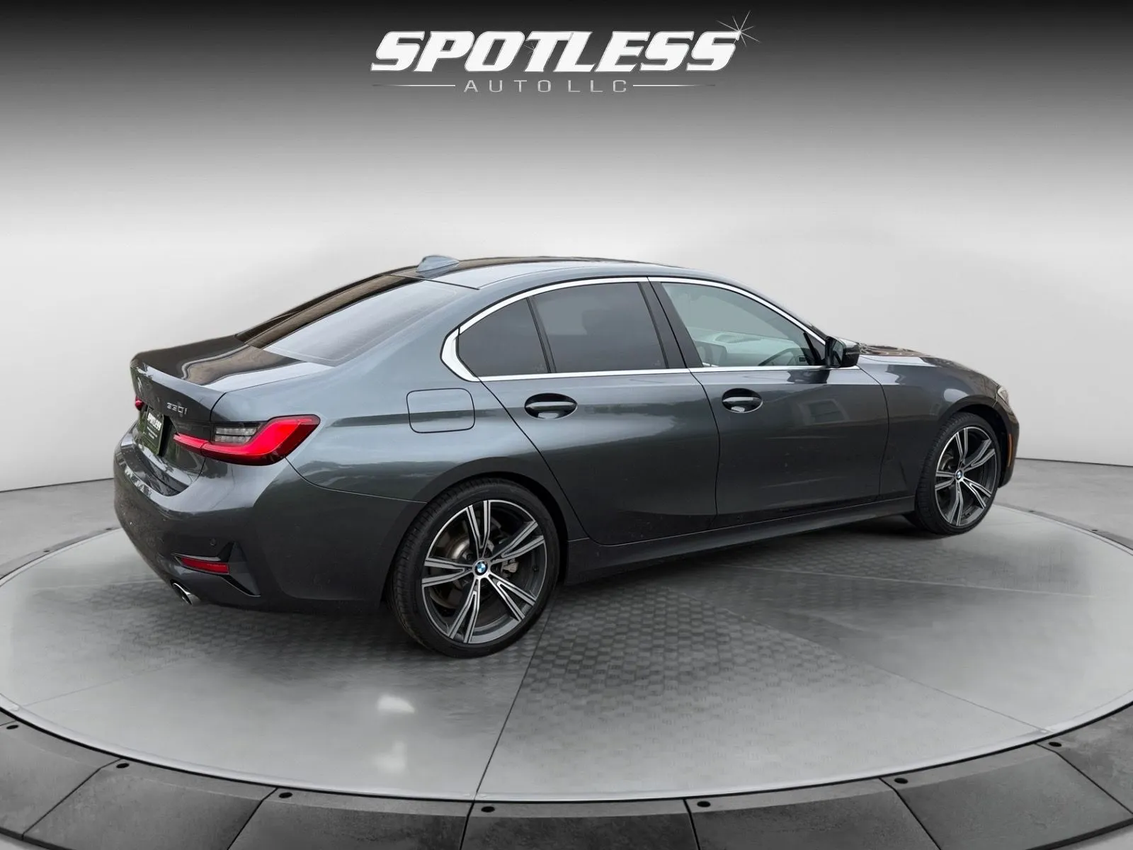 BMW 3 Series photo 7