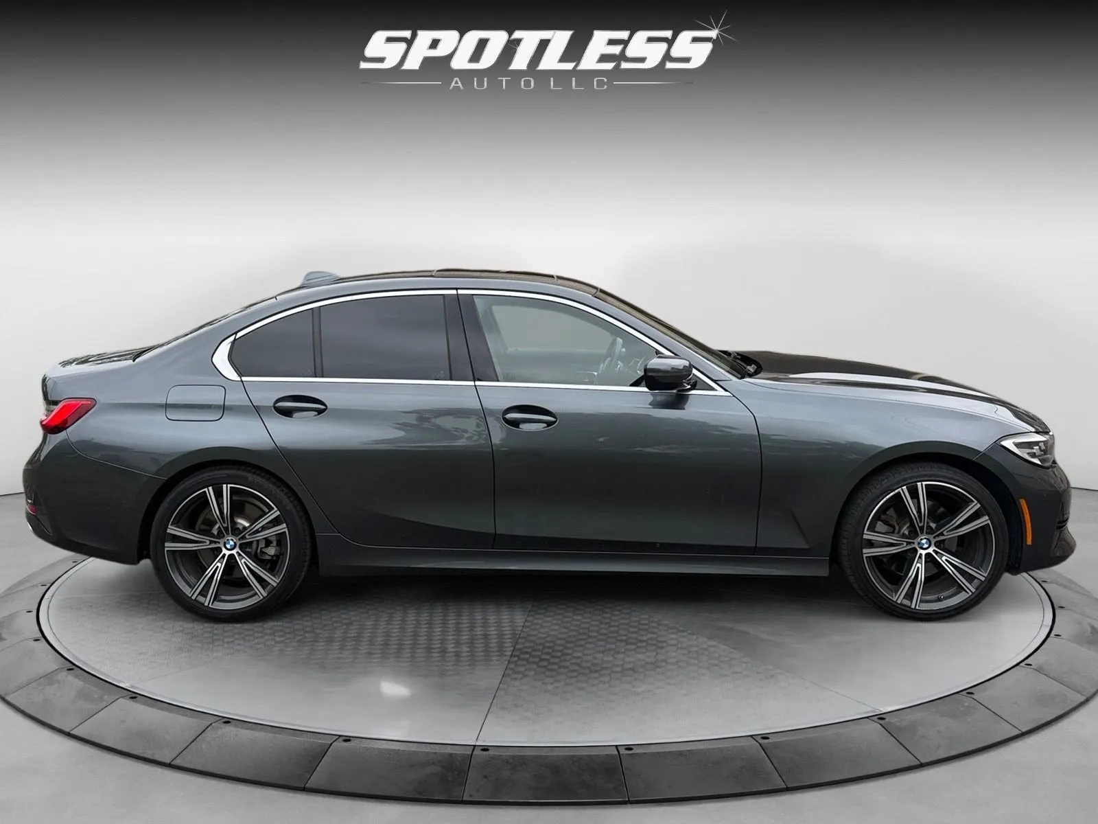 BMW 3 Series photo 8