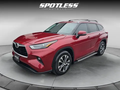 Red 2023 Toyota Highlander XLE for sale in San Antonio, TX