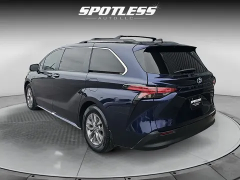 More photos of 2022 Toyota Sienna at Spotless Auto Loop 1604, TX
