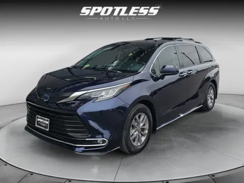 Blue 2022 Toyota Sienna for sale in San Antonio, TX