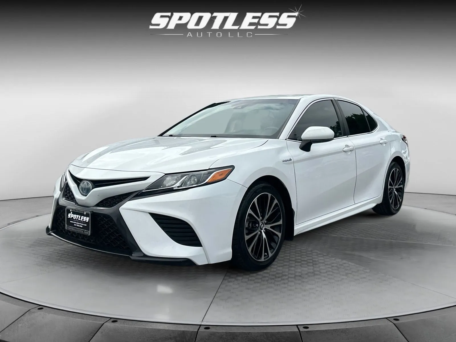 White 2018 Toyota Camry Hybrid for sale in San Antonio, TX
