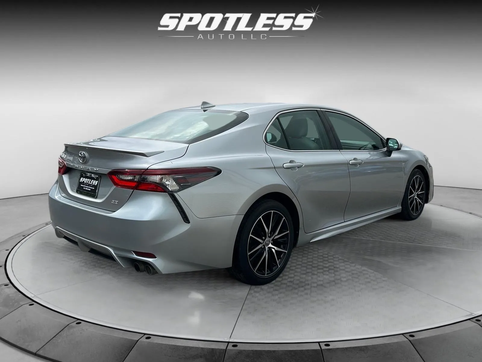 Toyota Camry photo 9